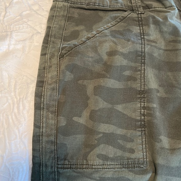 SANCTUARY CAMO CARGO CAPRIS PANT - Size 28 - Adjustable Length - Great condition - Picture 12 of 16